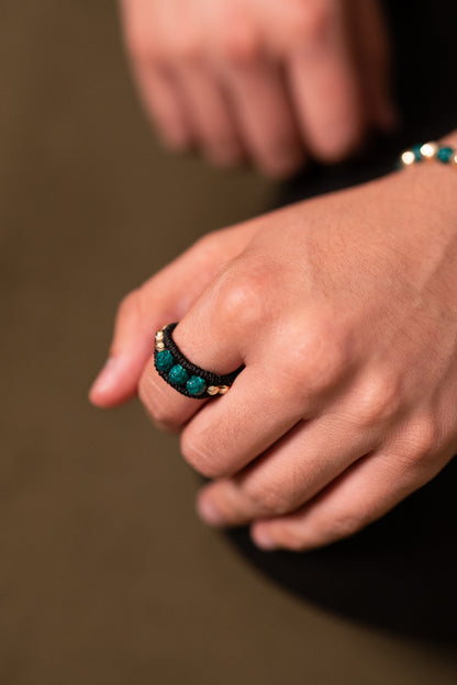 Nexus - Anillo con 3 Esmeraldas Naturales Encapsuladas y 8 Esferas de Oro Laminado 18k