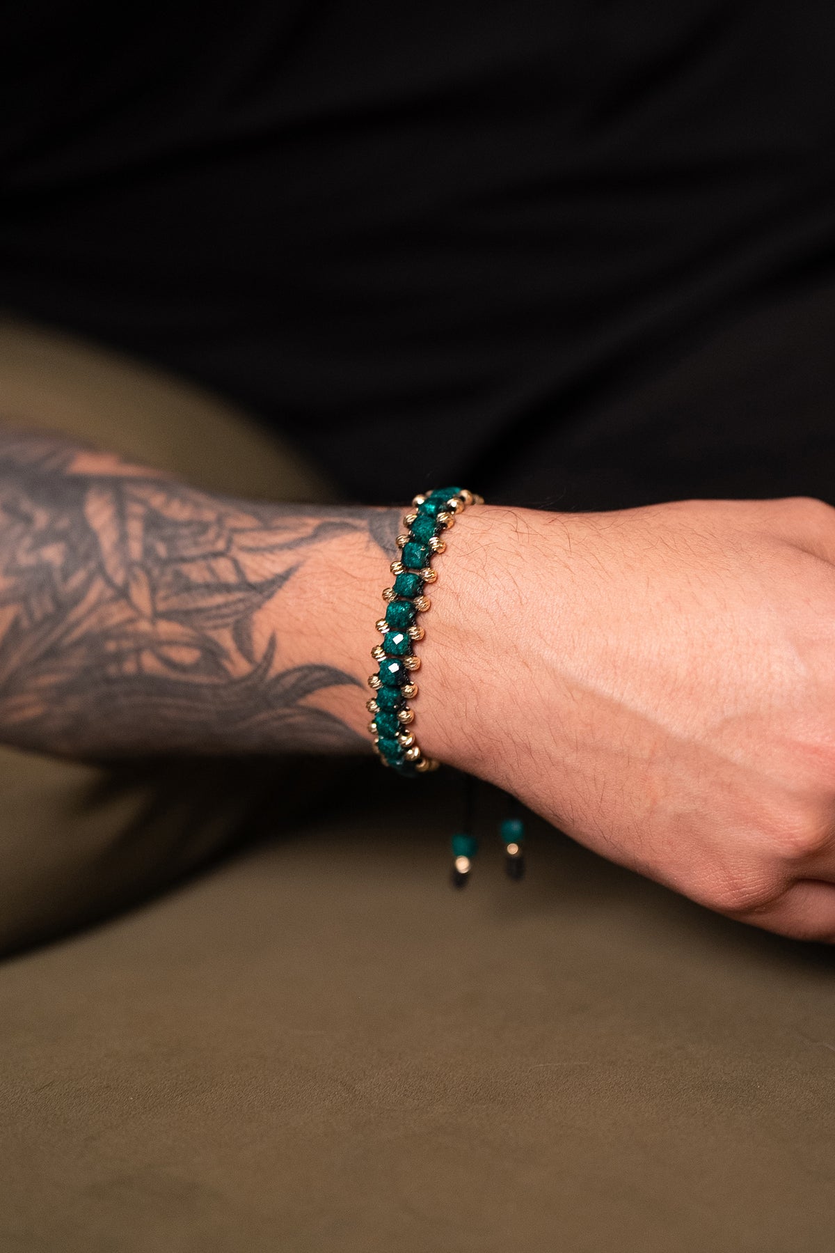 Brazalete Corona - 17 Esmeraldas Naturales Encapsuladas y 32 Esferas de Oro Laminado 18k