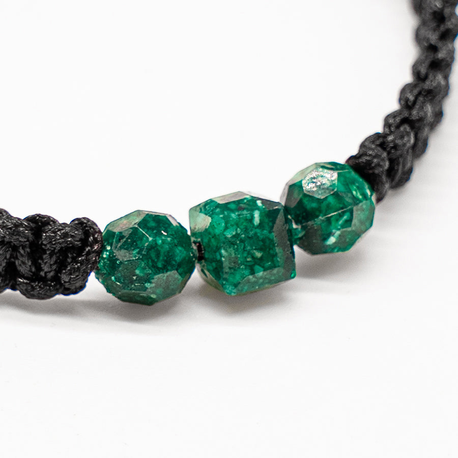 Cora: Brazalete con 3 esmeraldas naturales encapsuladas