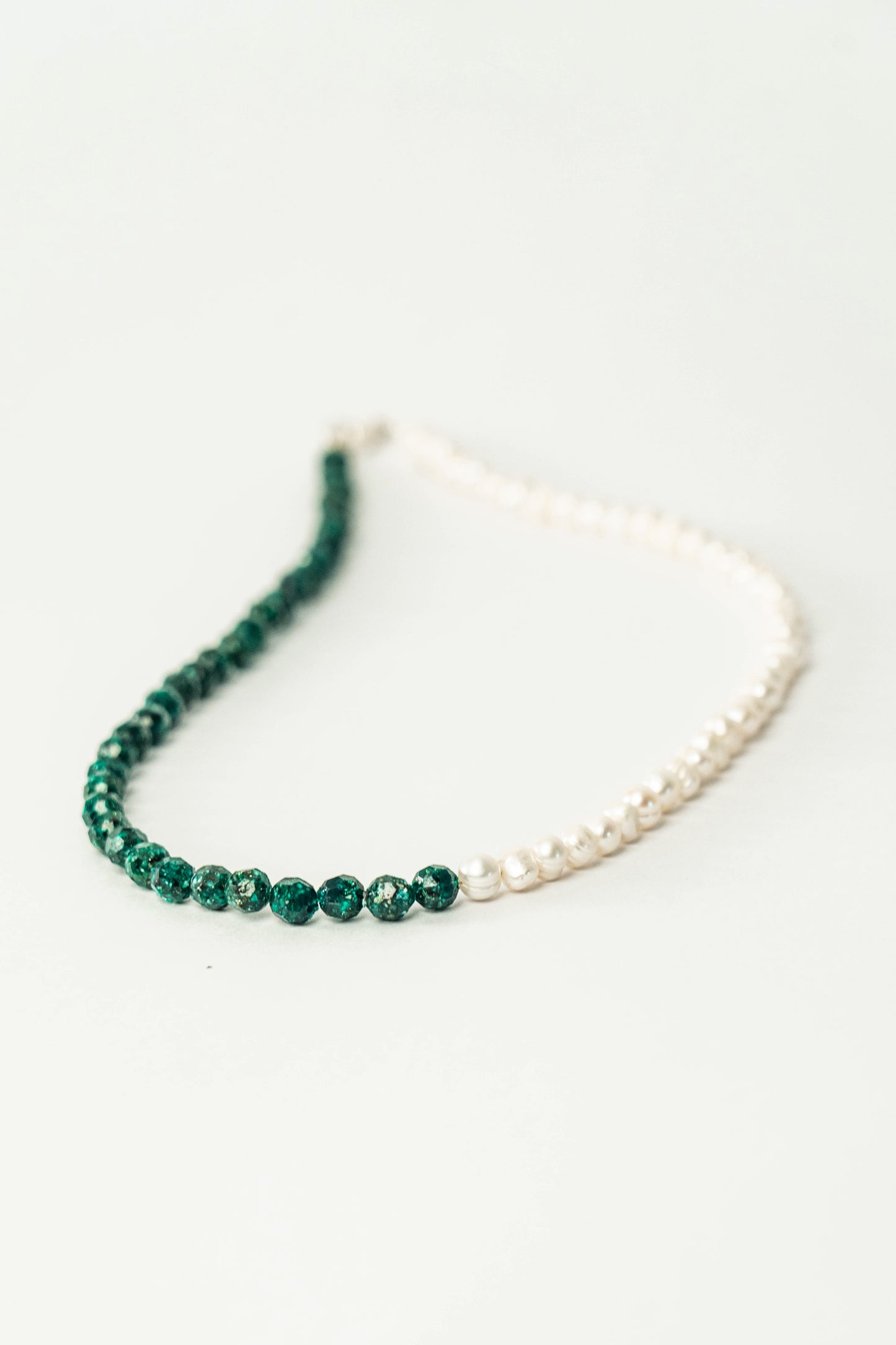 Collar con esmeraldas naturales encapsuladas y perlas naturales.