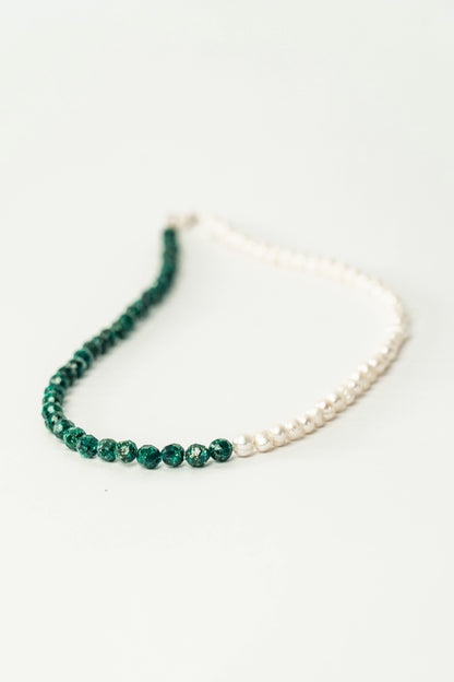 Collar con esmeraldas naturales encapsuladas y perlas naturales.