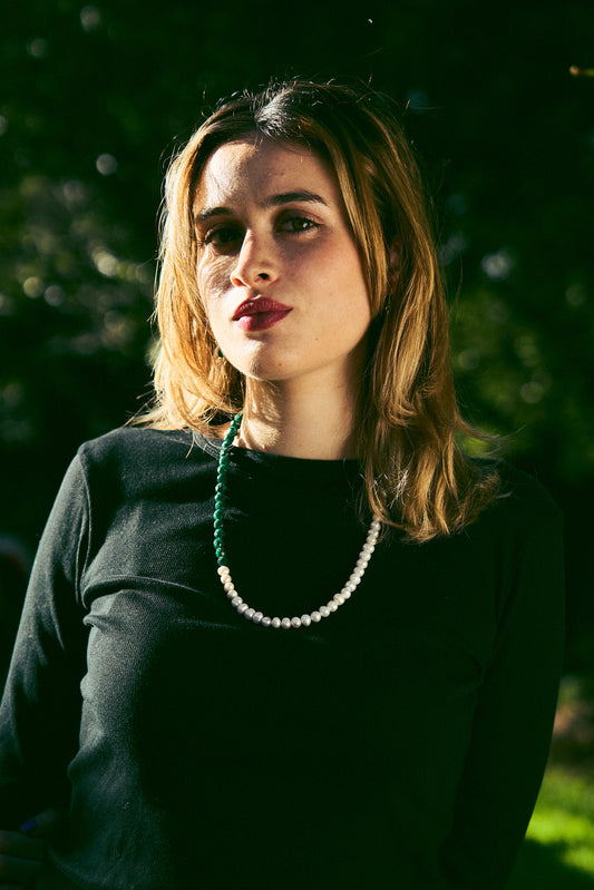 Collar con esmeraldas naturales encapsuladas y perlas naturales.