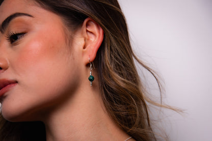Set en plata: cadena con dije (1 esmeralda encapsulada) + par de aretes (1 cada uno)