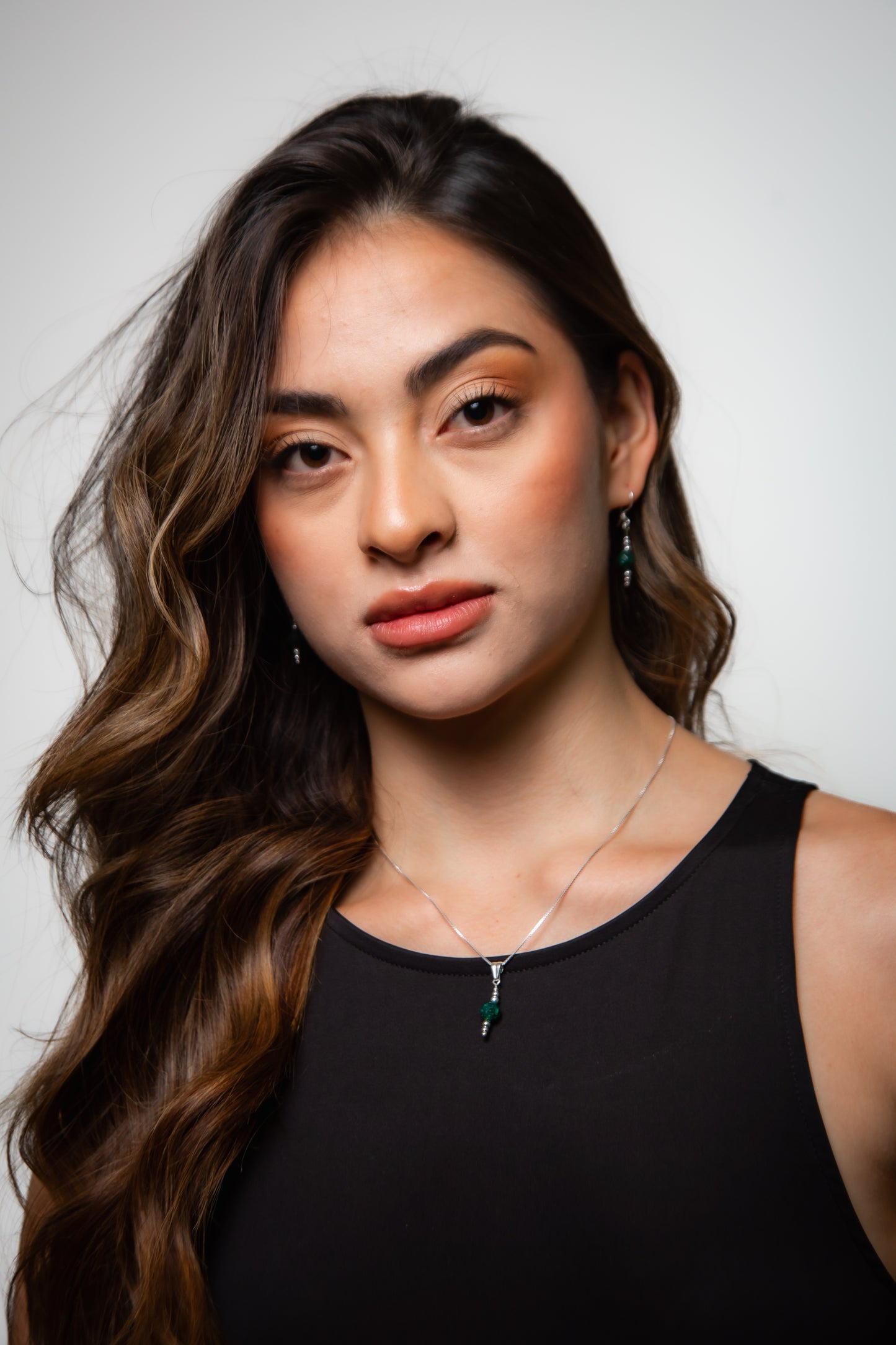 Set en plata: cadena con dije (1 esmeralda encapsulada) + par de aretes (1 cada uno)