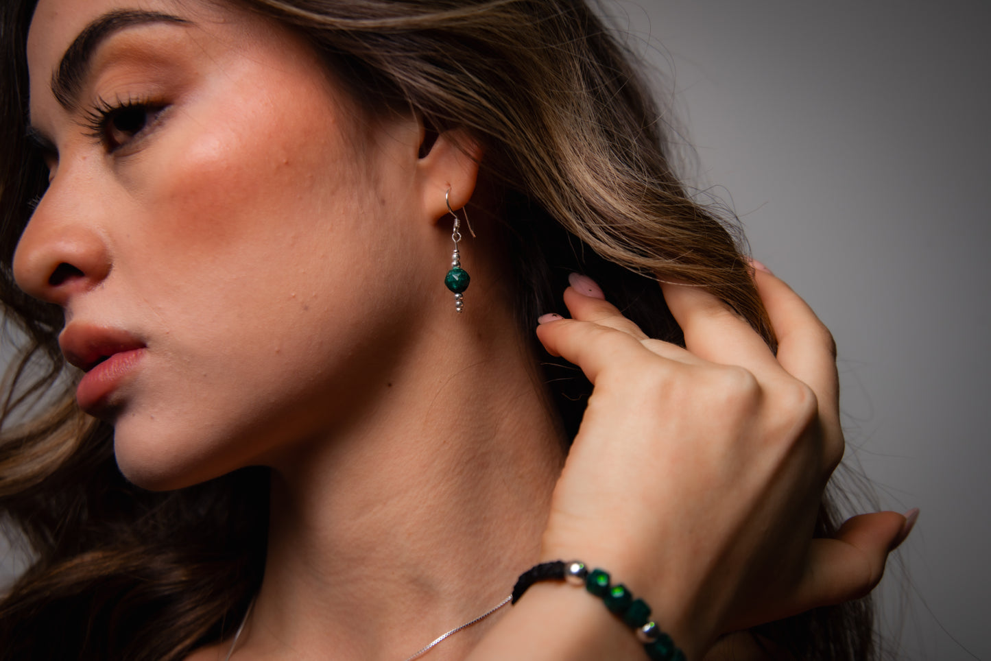 Set en plata: cadena con dije (1 esmeralda encapsulada) + par de aretes (1 cada uno)