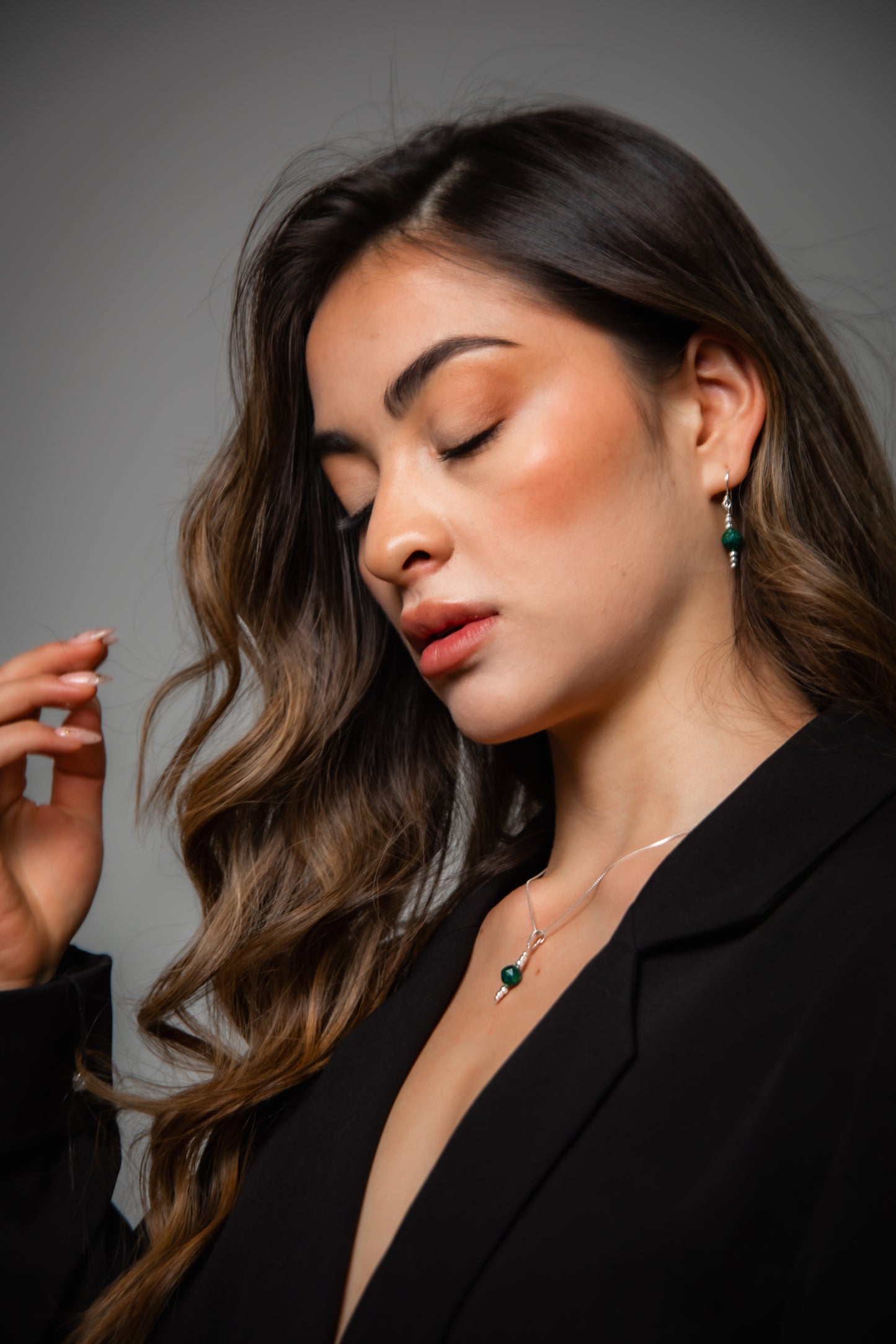 Set en plata: cadena con dije (1 esmeralda encapsulada) + par de aretes (1 cada uno)
