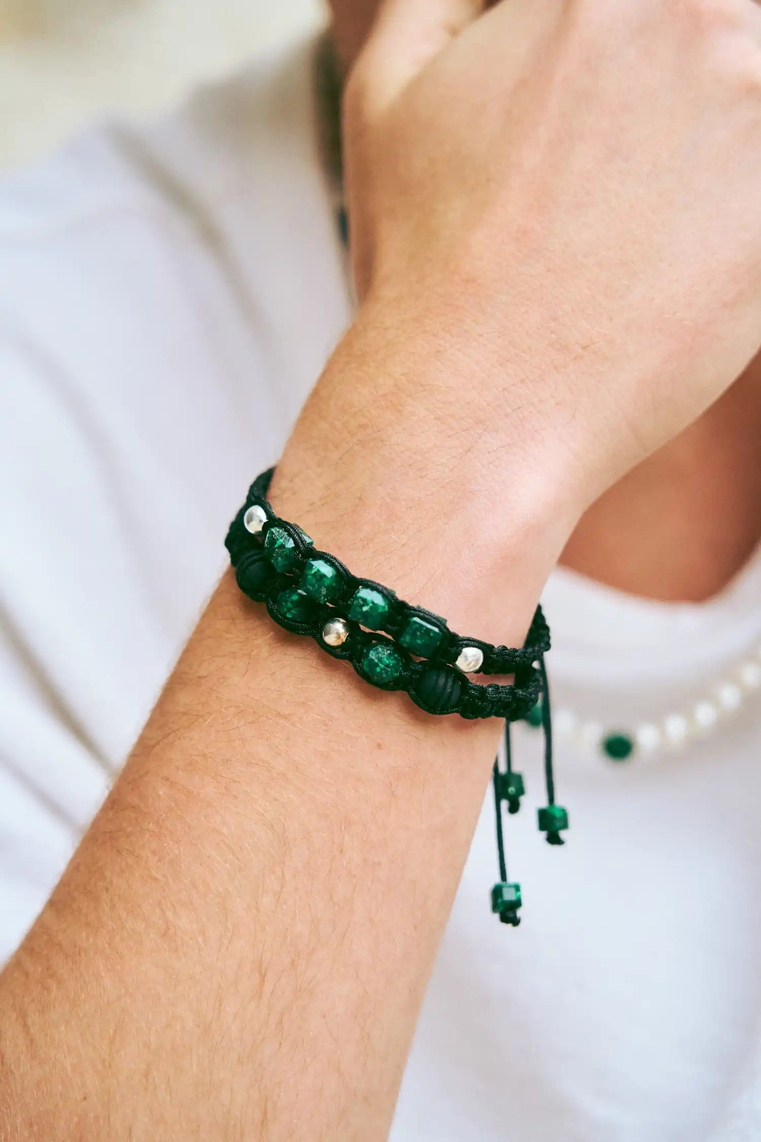 Void: Brazalete con 2 esmeraldas naturales encapsuladas, 2 esferas de neopreno y 1 esfera de plata