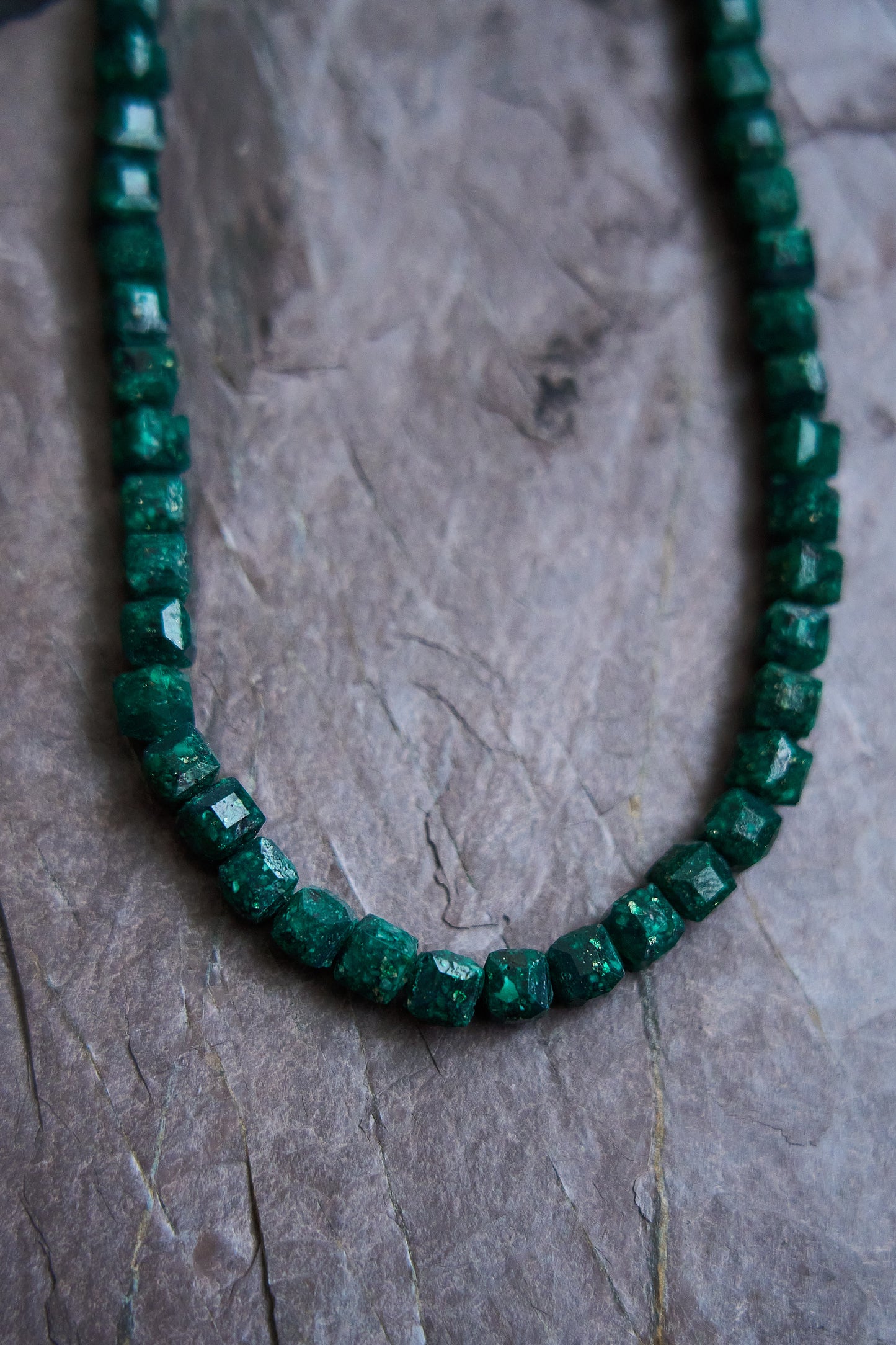 Collar con esmeraldas naturales encapsuladas cuadradas autenticas