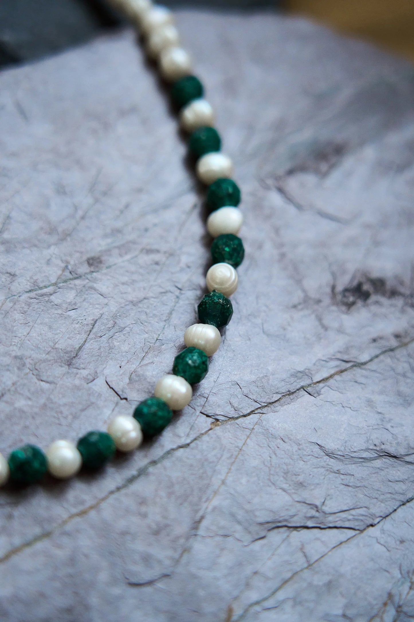 Collar con esmeraldas naturales encapsuladas y perlas naturales