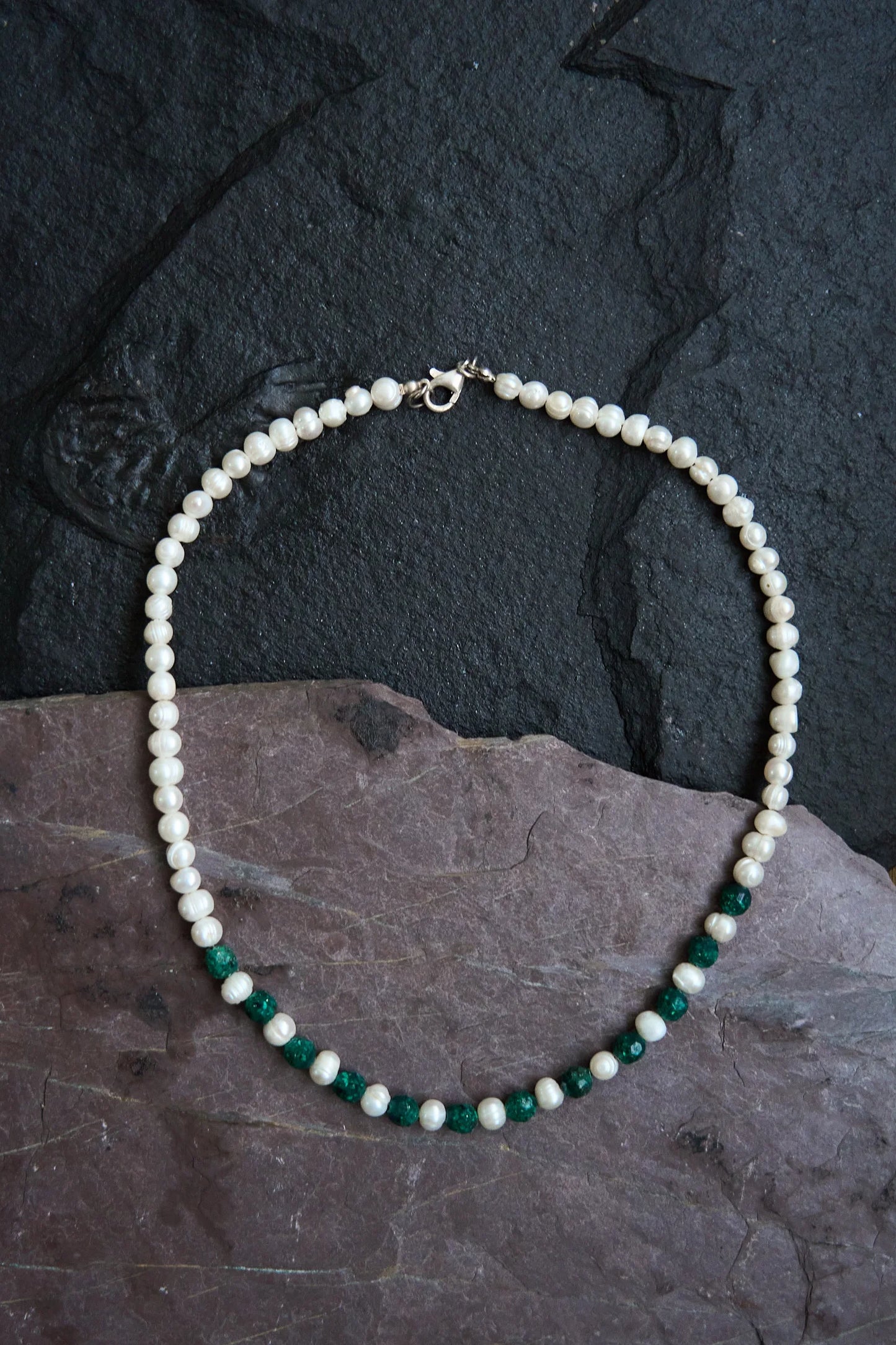 Collar con esmeraldas naturales encapsuladas y perlas naturales